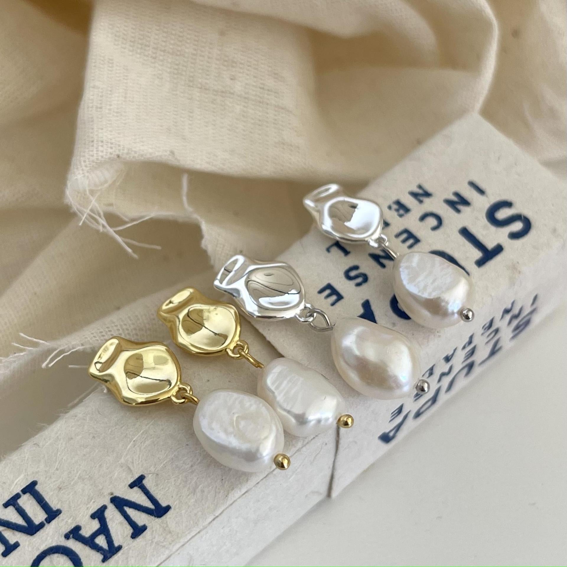 עגילים תלויים כסף 925 עם פניני מים מתוקים לא סדירות – כסוף טבעי או זהב צהוב
