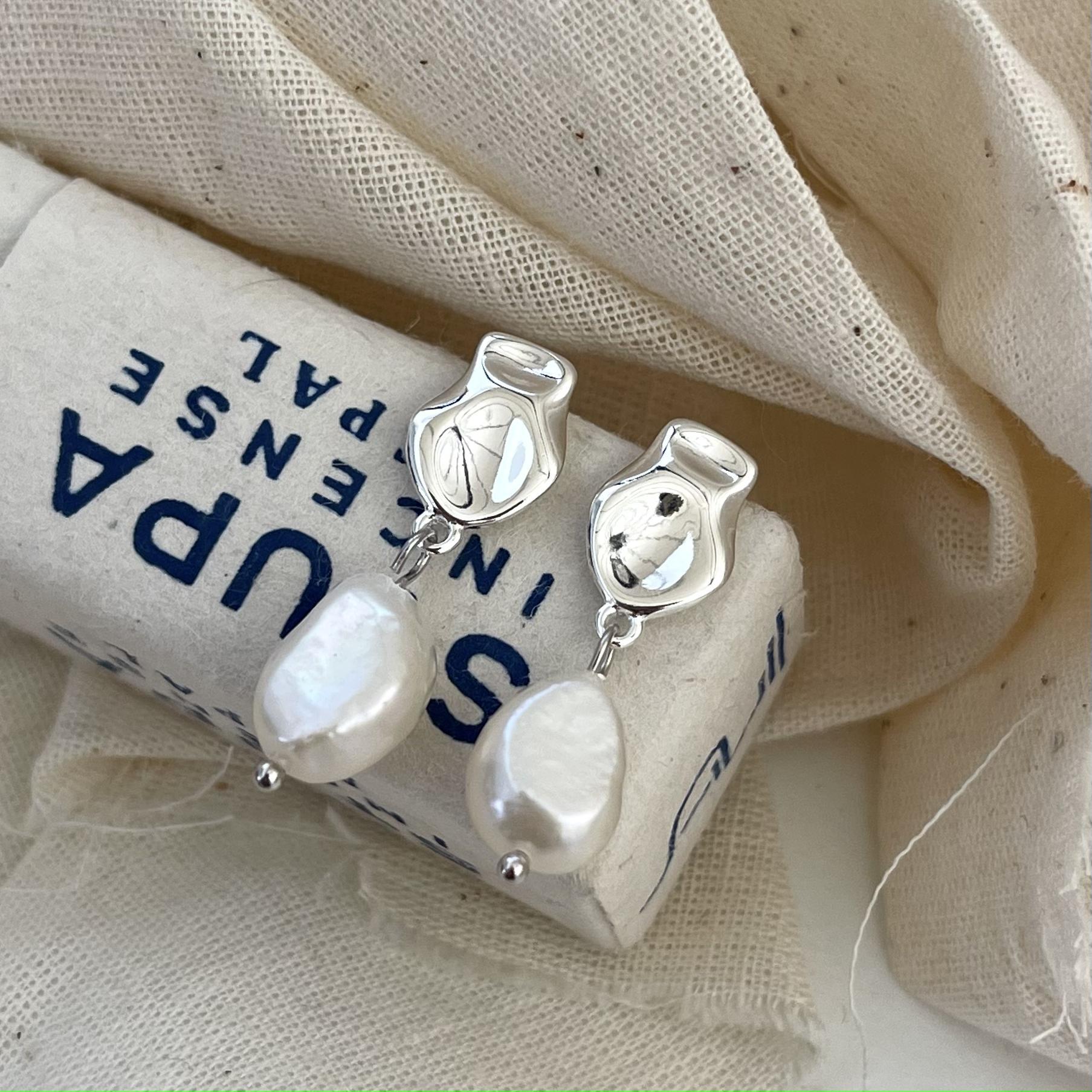 עגילים תלויים כסף 925 עם פניני מים מתוקים לא סדירות – כסוף טבעי או זהב צהוב