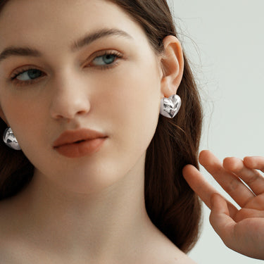 עגילי סטאד לב עם כוכב חלולים – כסף 999 בציפוי זהב צהוב 18K או כסף