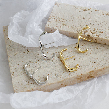 עגילי סטאד כסף 925 בצורת C – טוויסט מוביוס, בציפוי זהב צהוב 18k או רודיום$