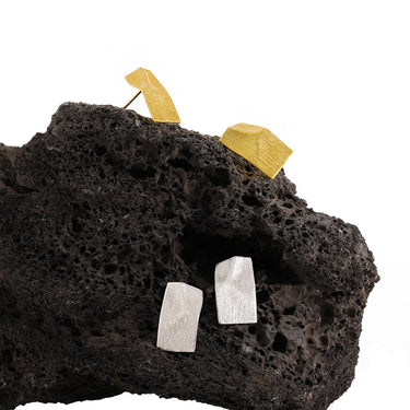 עגילי סטאד כסף 925 – מלבן לא־סימטרי במראה דף, ציפוי זהב צהוב 18K או רודיום