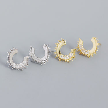 עגילי סטאד כסף 925 – צורת C לא־סימטרית במוטיב שמש, משובצים זרקון