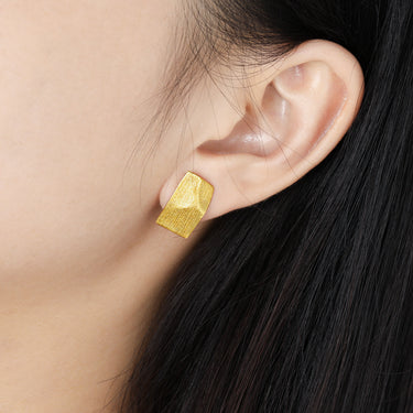 עגילי סטאד כסף 925 – מלבן לא־סימטרי במראה דף, ציפוי זהב צהוב 18K או רודיום