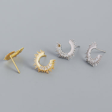 עגילי סטאד כסף 925 – צורת C לא־סימטרית במוטיב שמש, משובצים זרקון