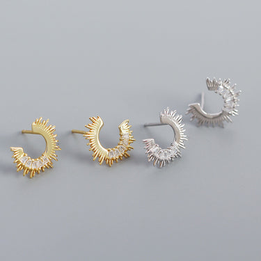 עגילי סטאד כסף 925 – צורת C לא־סימטרית במוטיב שמש, משובצים זרקון